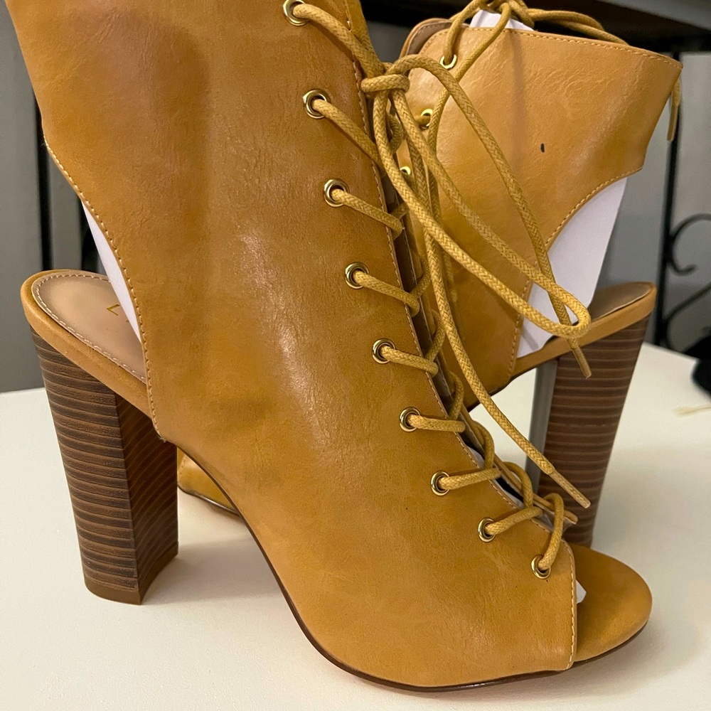 Brand New - Women’s Boots - size 10